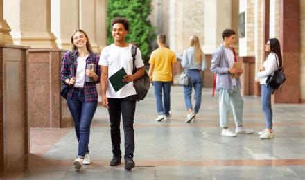 Zwei Studenten gehen spazieren