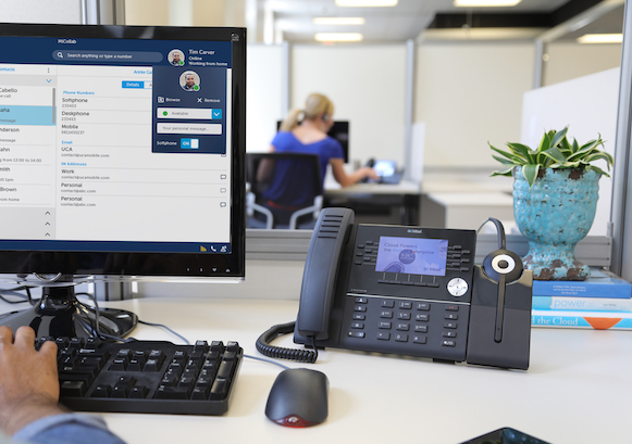 Un telephone and un ordinateur sur un bureau