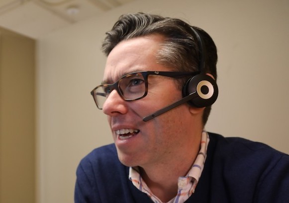Quelqu'un au telephone avec un casque écouteur