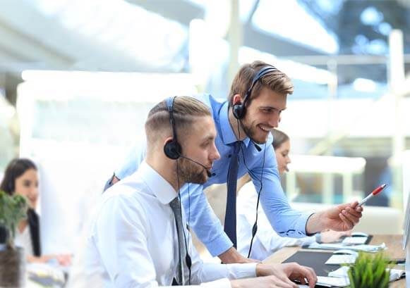 Deux hommes travaillant dans un call center