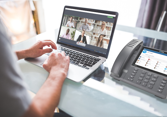 Quelqu'un en meeting sur son ordinateur portable