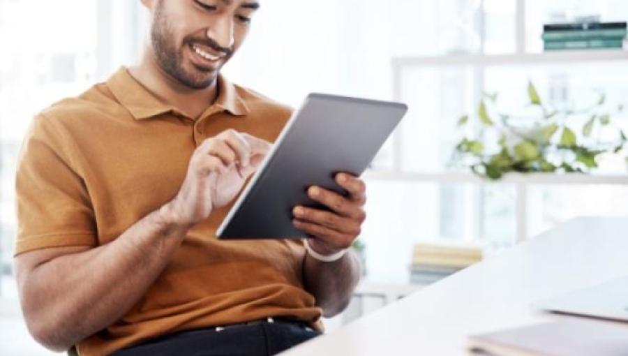 Un homme qui utilise une tablette