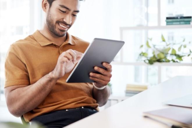 Un homme qui utilise une tablette 