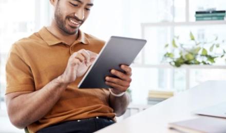 Un homme qui utilise une tablette 